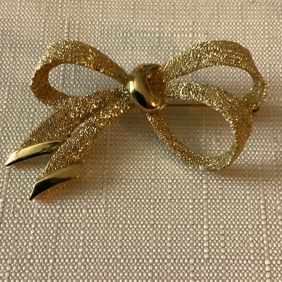 Bow Gold Tone Fancy Pin - Picture 1 of 2
